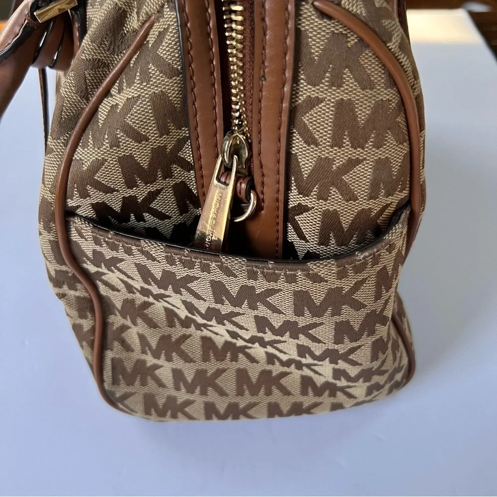 Michael Kors Bedford LG Duffle Satchel Bag in beige/ebony in excellent condition